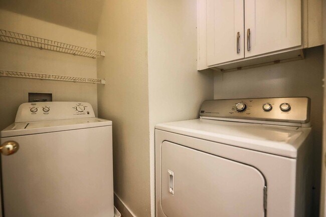 Foto del edificio - CUTE UPGRADED 3 BEDROOM CONDO IN HENDERSON!