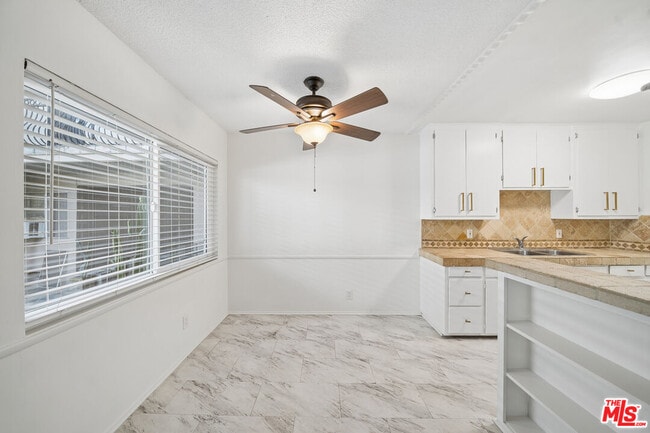 Foto del edificio - 7209 Willoughby Ave