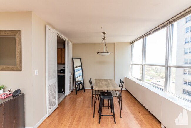 Foto del edificio - 655 W Irving Park Rd