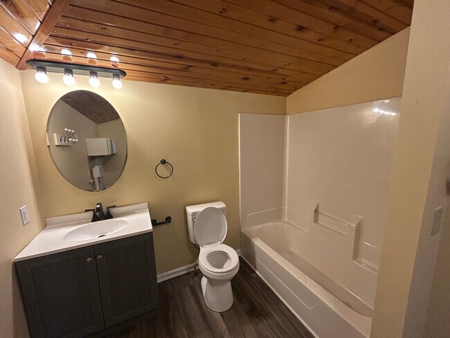 Building Photo - 9 W Walnut St