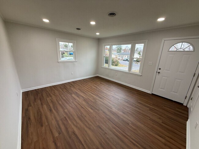 Foto del edificio - Dublin Brick home Three Bedroom, One Bathroom available Now