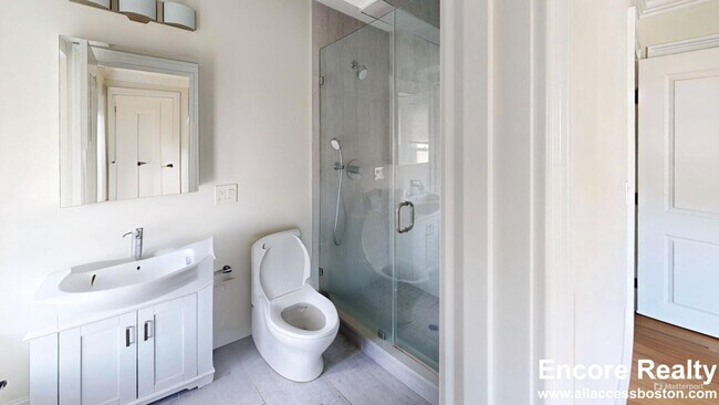 Building Photo - 62 Gordon St