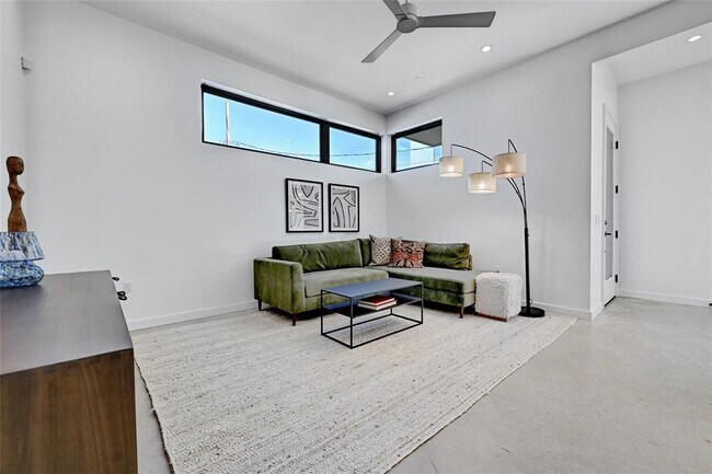 Foto del edificio - 1307 Justin Ln