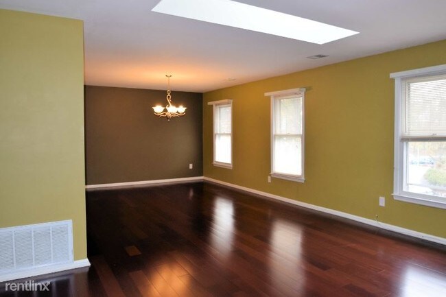 Foto del edificio - 102 Huckleberry Ct