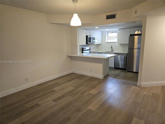 Foto del edificio - 8290 Lake Dr