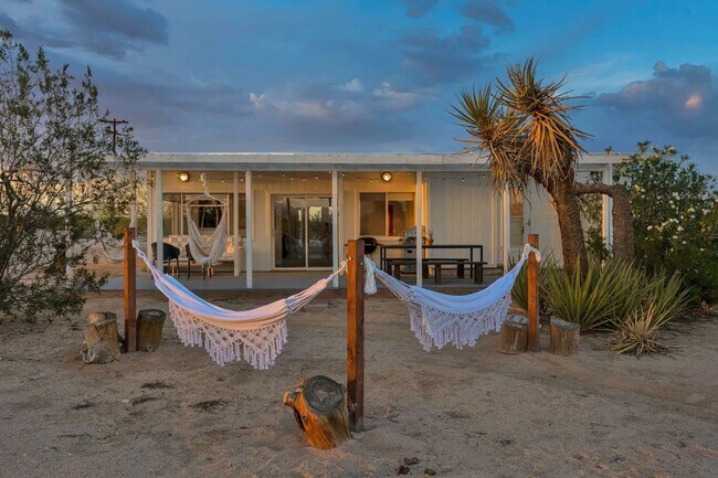 Foto del edificio - Fully Furnished Sprawling High Desert Sanc...