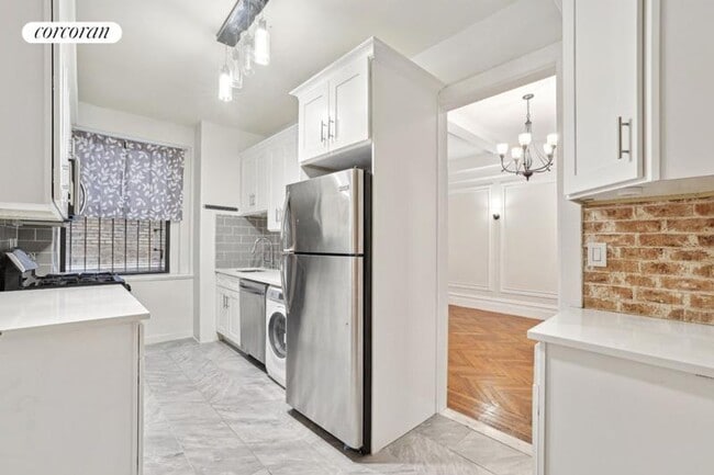 Building Photo - 215 W 90th St