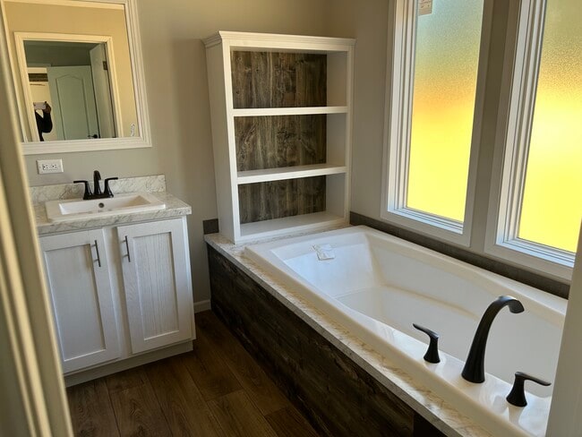 Bañera principal - 656 Warner Ave