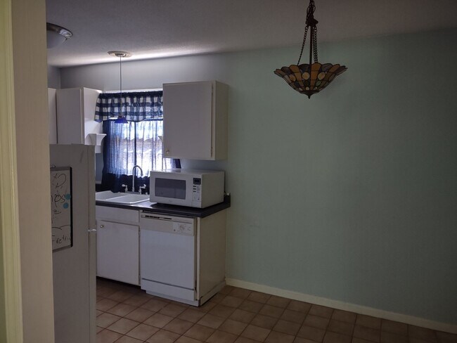 Foto del edificio - Lovely Two Bedroom/Two Bath Condo - THREE ...