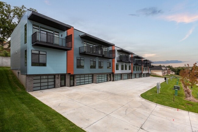 Modern 3BR Retreat | Penthouse + Skyline V... - Modern 3BR Retreat | Penthouse + Skyline V...