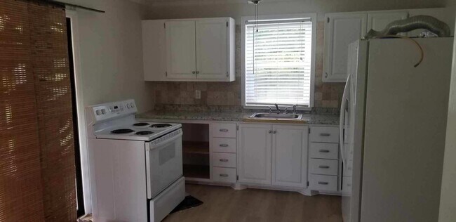 Building Photo - Maryville 37803 - 2 bedroom 1 bath - call ...