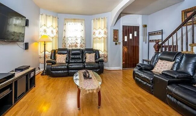 Building Photo - 600 Ave E