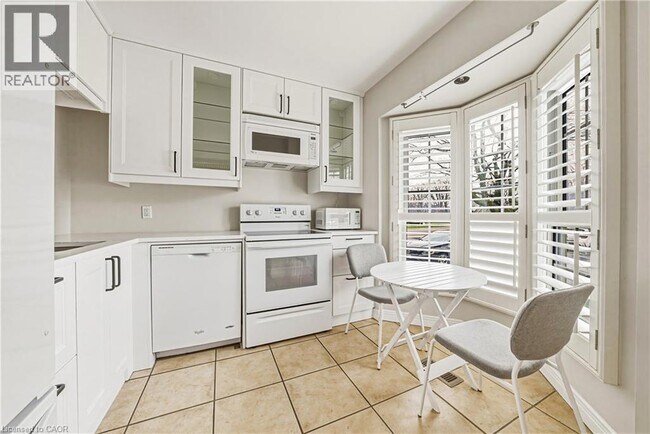 Photo du bâtiment - 1275 Maple Crossing Blvd