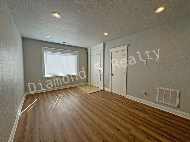 Foto del edificio - Charming 2 Bedroom/2 Bathroom House Coming Soon!