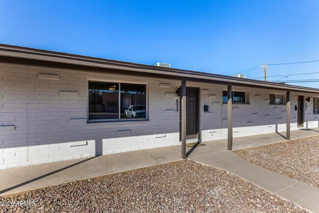 Building Photo - 805 N Park Ave