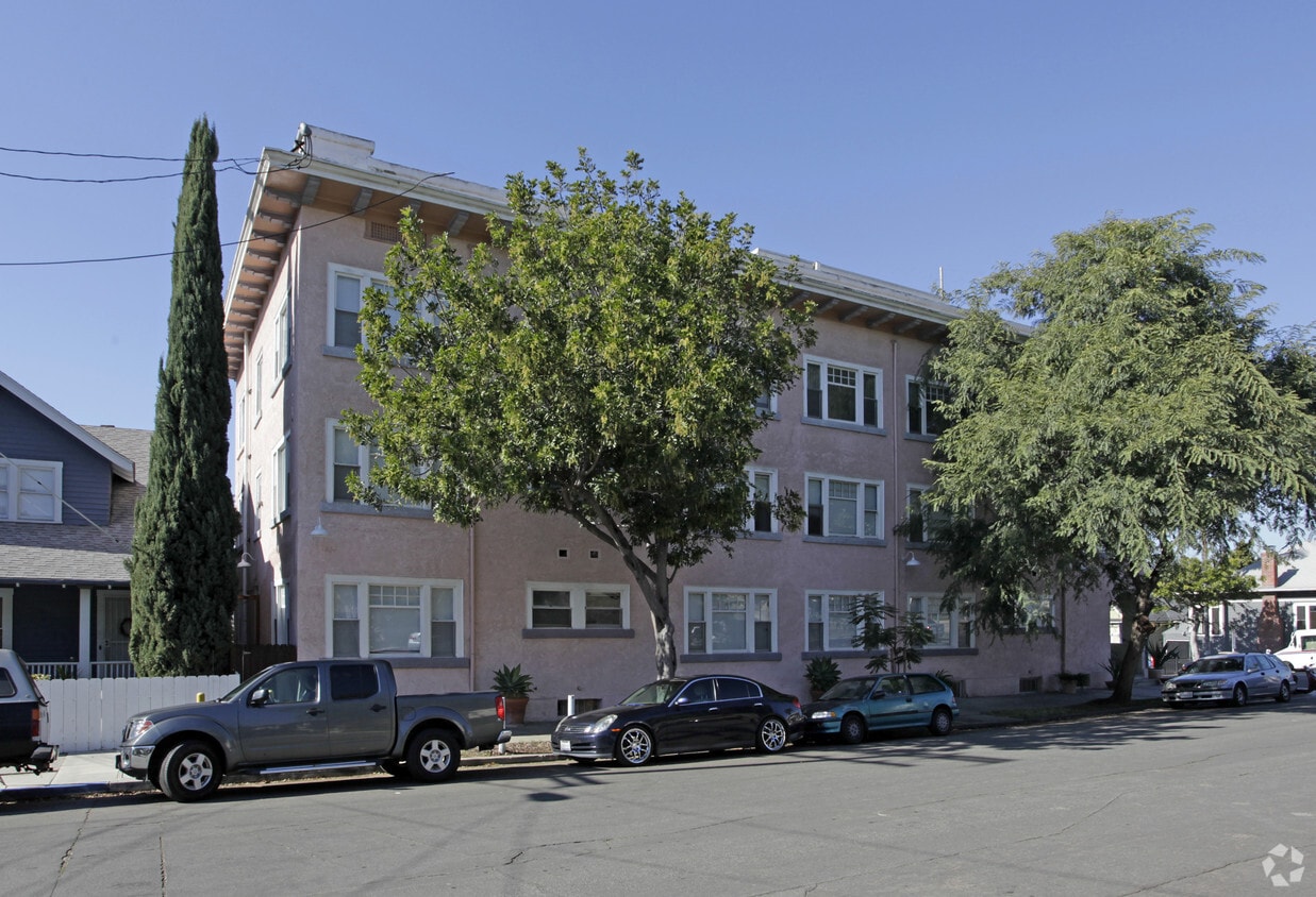 Building Photo - 2029-2035 Broadway