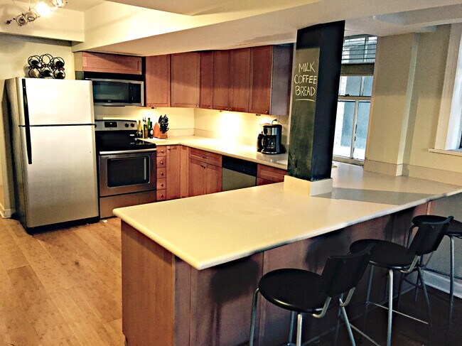 Large kitchen & bar - 551 Roscoe W St