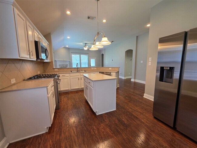 Building Photo - 395 Livingstone Ln