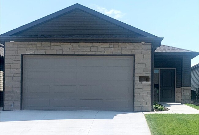 Foto del edificio - Walkout ranch townhome with 2 stall garage...