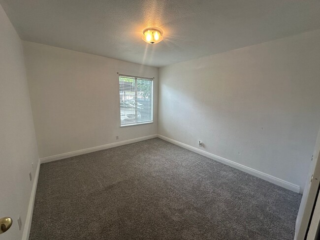 Foto del edificio - 2 Bed, 1 Bath Apartment in Reno