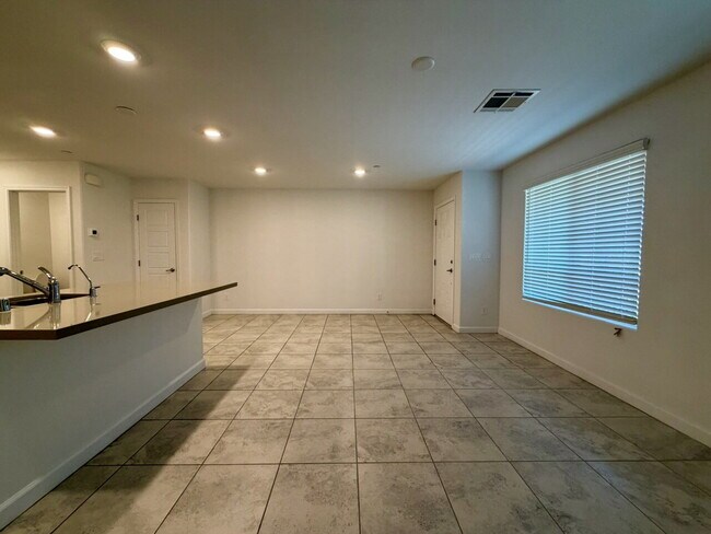 Foto del edificio - 3 BED 2.5 BATH 2 CAR GARAGE TOWNHOME IN HENDERSON CADENCE COMMUNITY FOR RENT!!