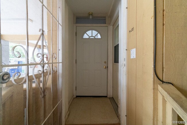 Building Photo - 2BR/1BA/2PKG in the Great location/ Waipah...