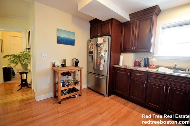 Building Photo - 25 Oak Square Ave