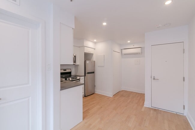 Building Photo - 25 Av des Pins O