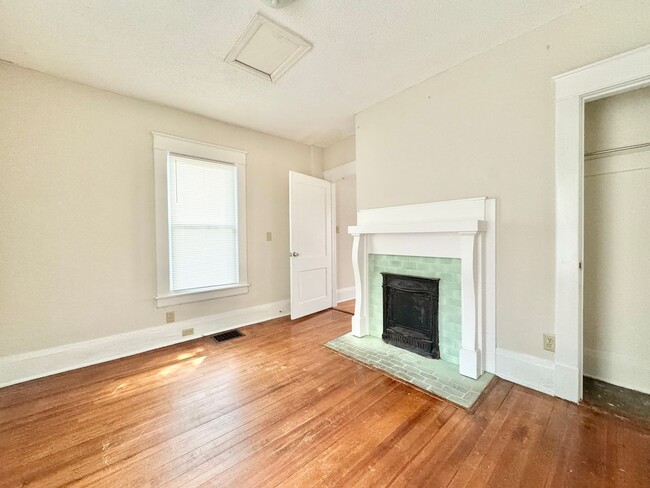 Foto del edificio - Spacious 3 Bedroom Duplex Convenient to Do...