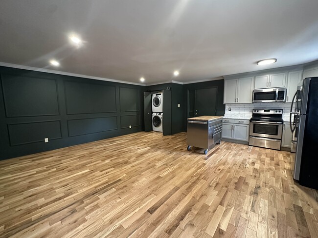 Sala de estar/cocina - 718 E Maple Ave