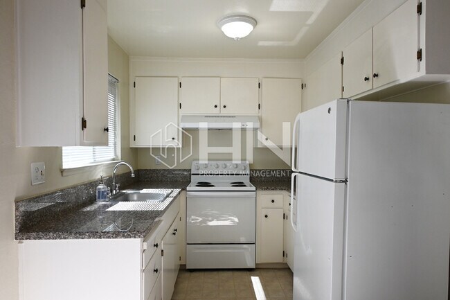 Building Photo - 646 Azara Pl