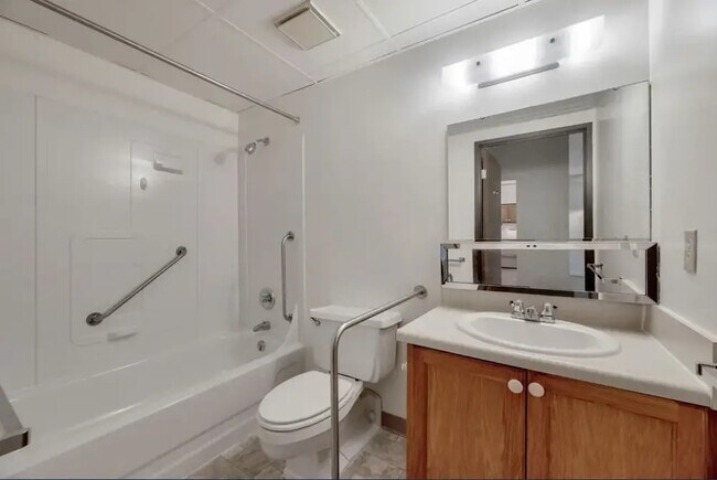 Foto del edificio - 180 Colony Dr S