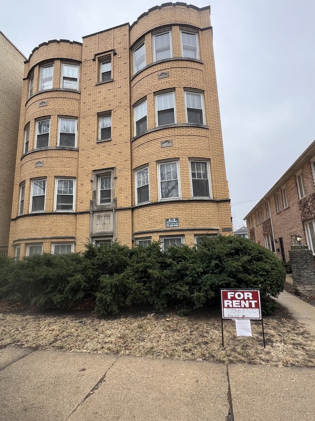Building Photo - 2421 Lunt W Ave