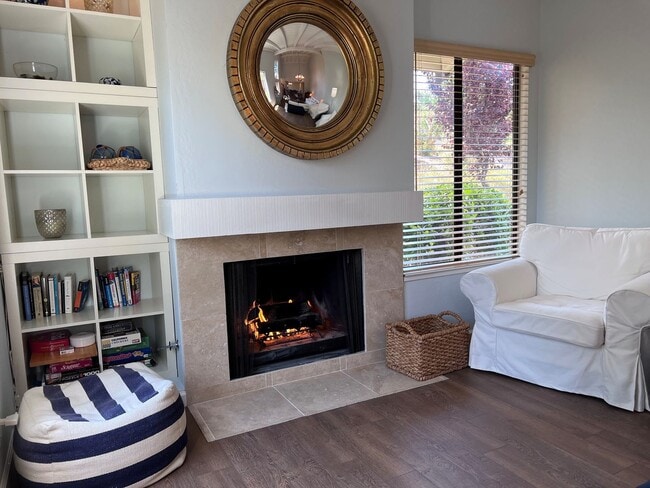 Building Photo - Fully-furnished Sleek 2-bedroom, 2-bathroo...