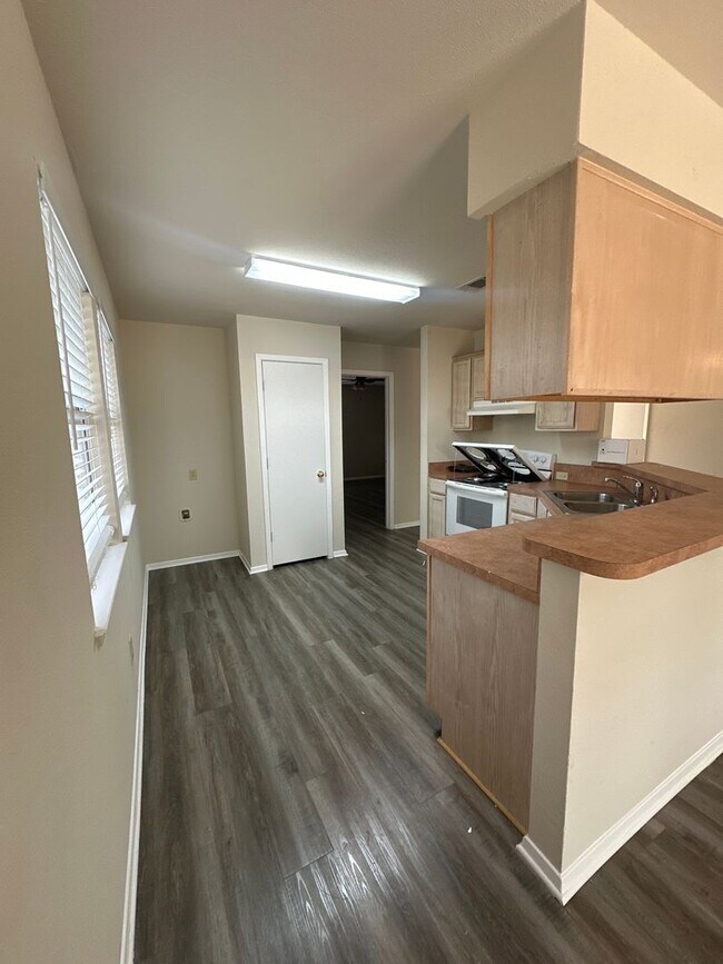 Foto del edificio - READY TO MOVE IN SPECIAL $800.00 OFF 1ST F...