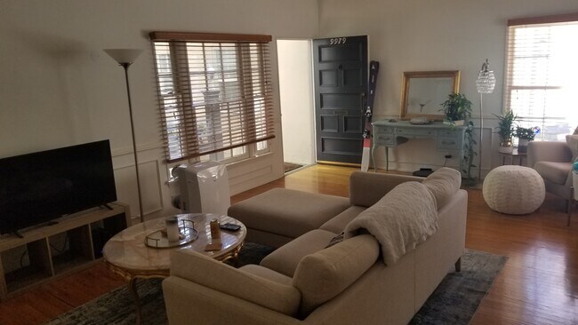 Sala de estar hacia la puerta de entrada - 9979 Robbins Dr