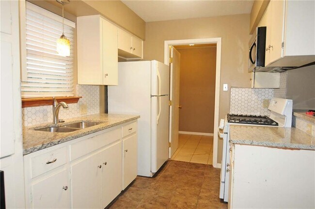 Building Photo - 8522 Bradford Dr