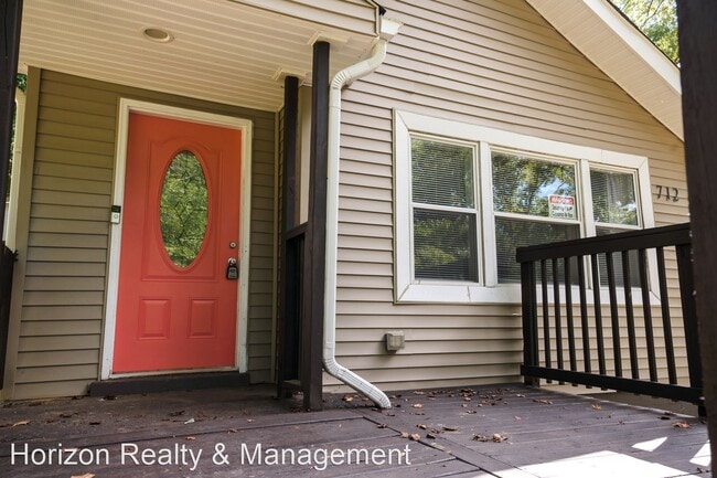 Building Photo - 3 br, 2 bath House - 712 Woodlawn Dr