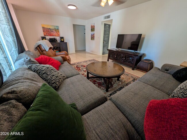 Foto del edificio - 1039 E Larkspur Ln