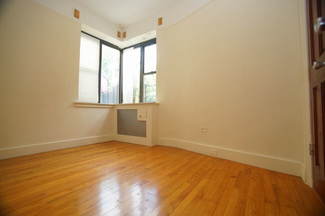 Foto del edificio - 529 E 235th St