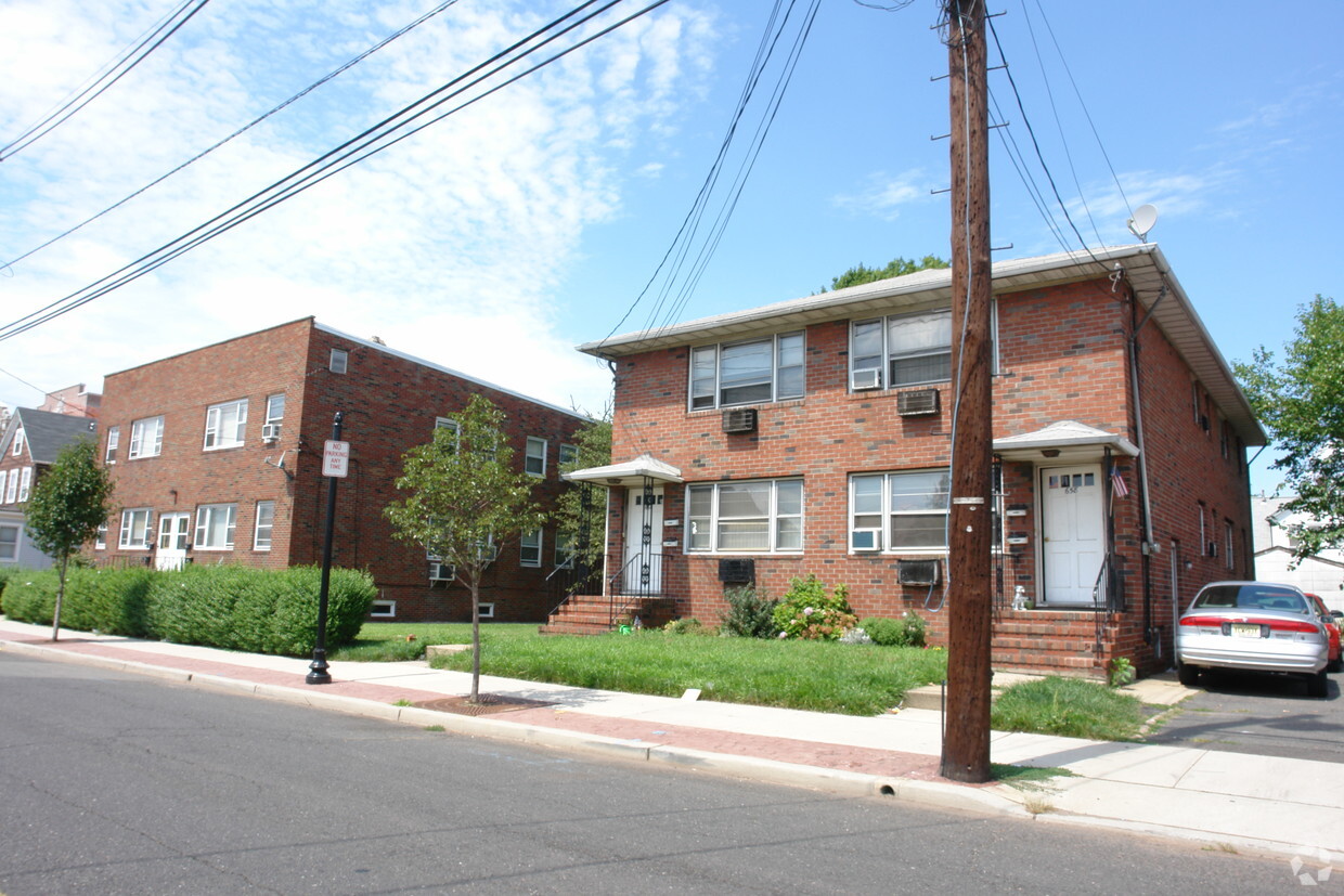 Building Photo - 658-666 Roosevelt Ave