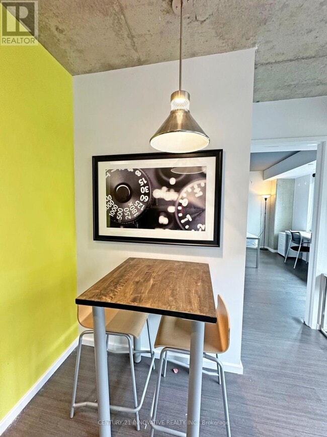 Photo du bâtiment - 105 Champagne Ave S