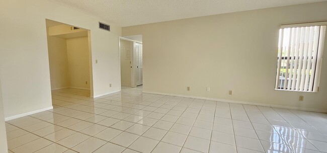 Foto del edificio - 825 Sky Pine Way