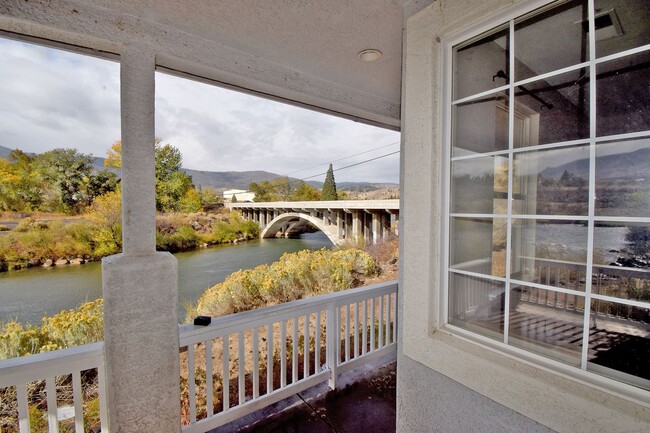 Foto del edificio - Live On the Edge of Truckee River!