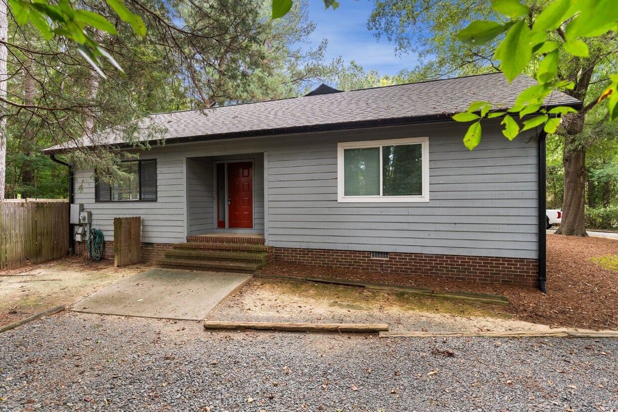 Primary Photo - Chapel Hill 2 Bedroom with Fenced Yard - R...