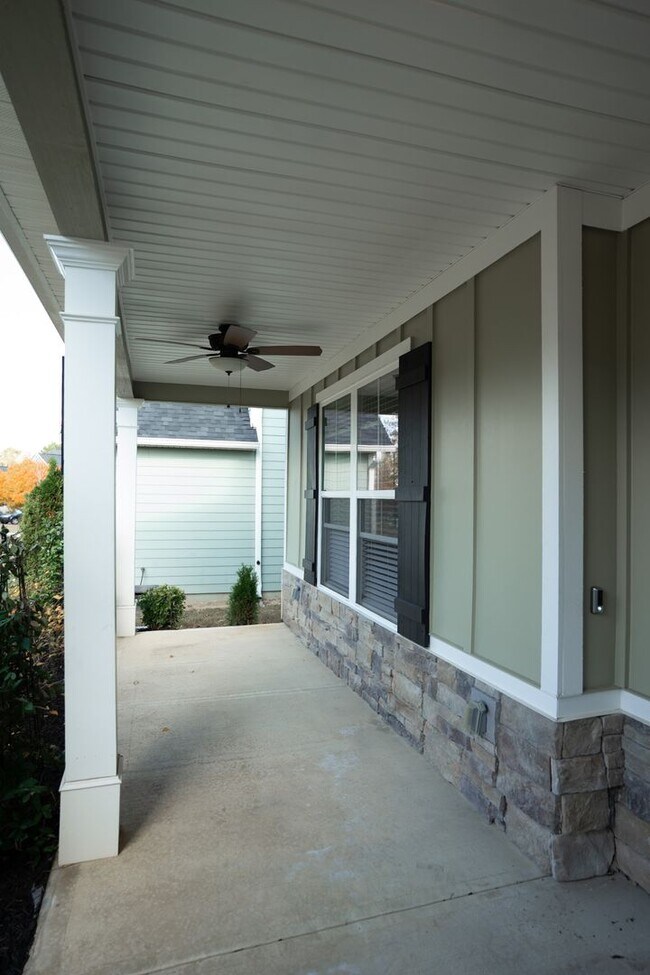 Foto del edificio - 657 Tree Top Trl