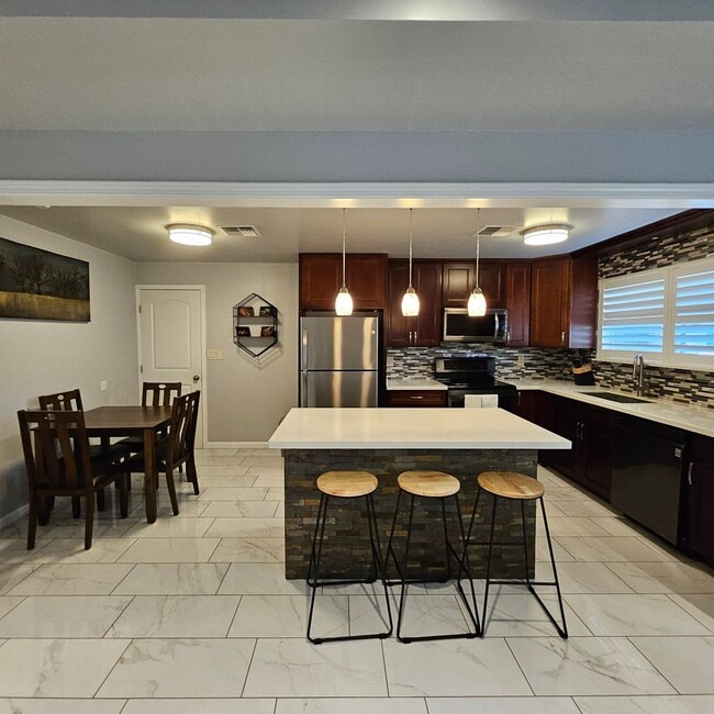 Building Photo - Fully Furnished 3 bedroom North Kihei Home