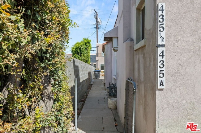 Building Photo - 435 1/2 W Elk Ave