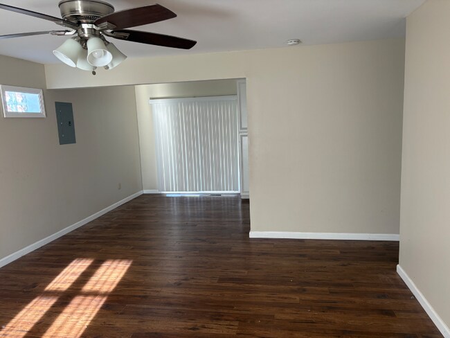 Building Photo - 214 Sandalwood Dr