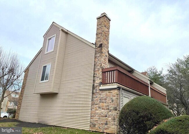 Building Photo - 214 Carriage Ct
